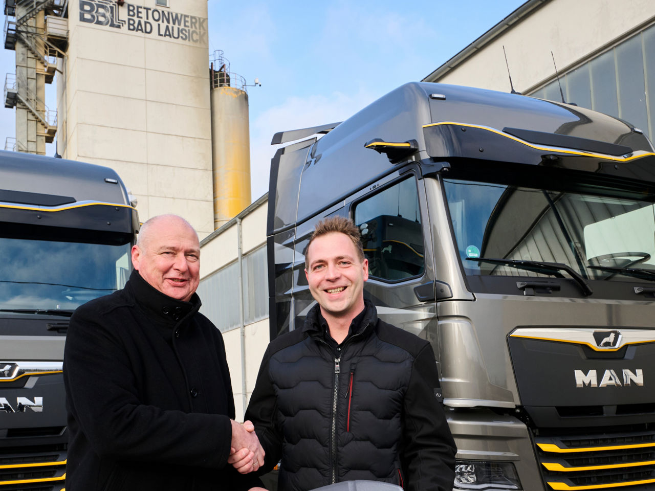 For Robin Schulze (right), Managing Director of the Bad Lausick concrete plant, the cost-effectiveness of eTrucks is the key focus. 